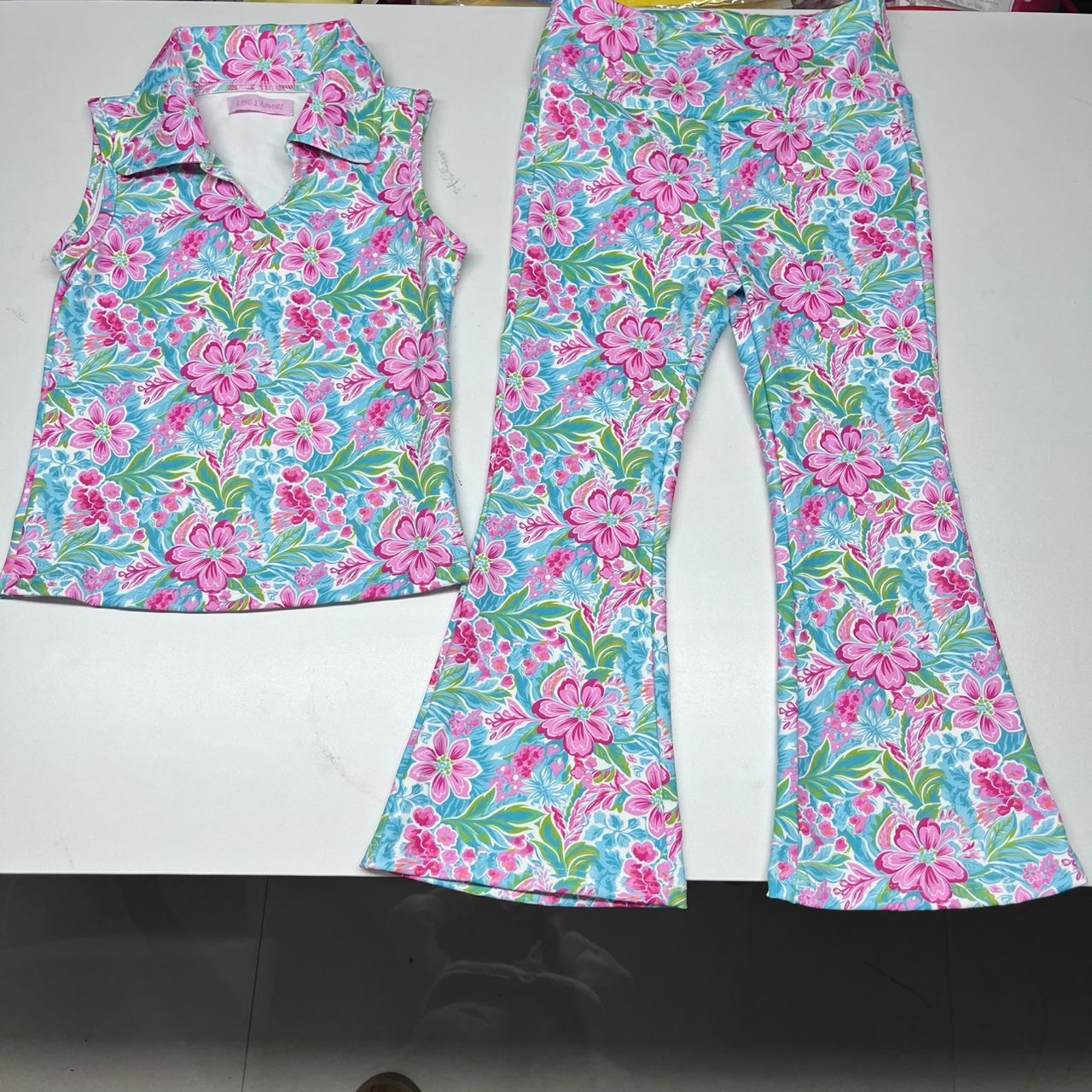 L’amore Active 🌊🌸 Malibu Dreams🌸🌊 Girls Yoga Set comes with headband.